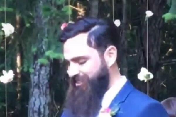 SUPRUG GODINE! PRED OLTAROM IZVADIO TELEFON DA PROVERI OBAVEŠTENJA: Razlog njegovog poteza je URNEBESAN! (VIDEO)