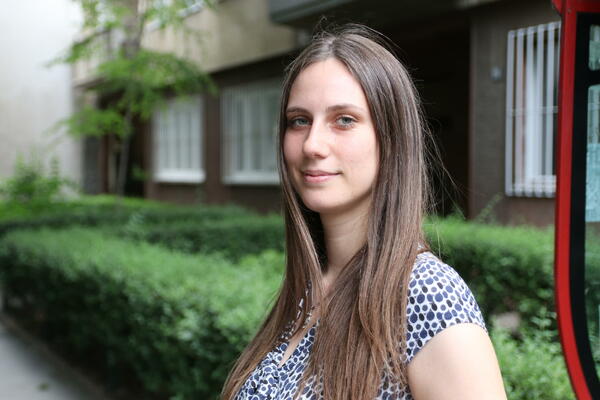 SRBIJO, DOBRO POGLEDAJ LICE OVE BEOGRAĐANKE: Nataša ima 27 godina, a 20 PUTA je bila na KOSOVU, i to sasvim SAMA!