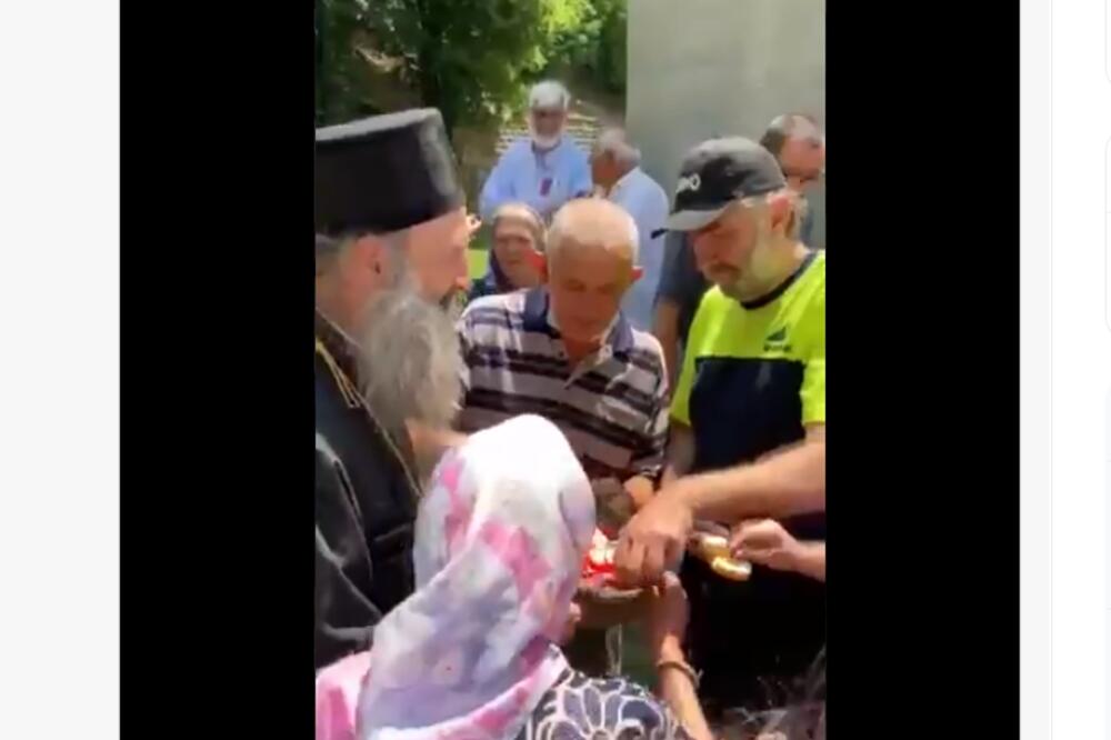 PATRIJARH PORFIRIJE SA NARODOM U VAZNESENJSKOJ CRKVI: Poslušajte njegove reči! (VIDEO)