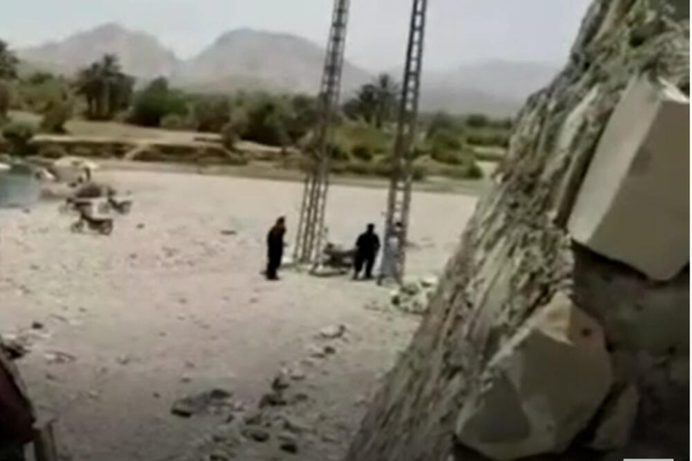 AUTOBUSKA NESREĆA U PAKISTANU: U prevrtanju stradale 23 osobe, ljudi bili i na krovu! (VIDEO)