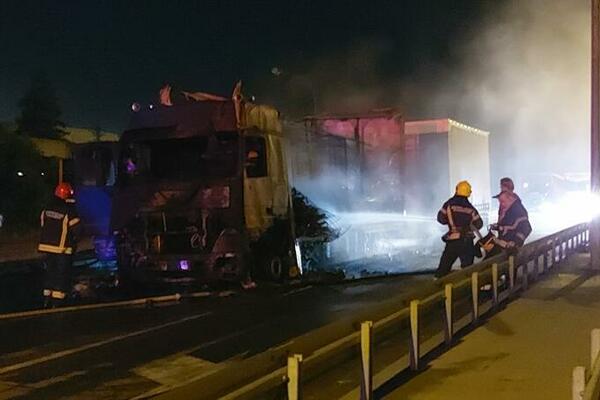 KAMION SLETEO SA PUTA: U pomoć pritekle kolege!