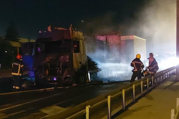 ZAPALIO SE KAMION NA NOVOM PUTU PREMA BORČI: Vozilo potpuno izgorelo usred vožnje! (VIDEO)