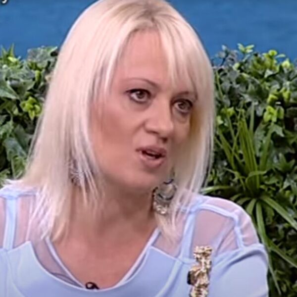 SIŠLA SA ESTRADE, PA SE POPELA NA VLAST! Ovu plavušu ste viđali u DIREKTORSKOJ FOTELJI! Evo kako se ponašala