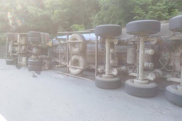 PREVRNUO SE KAMION NA PUTU PARAGOVO-IRIŠKI VENAC! Saobraćaj obustvaljen