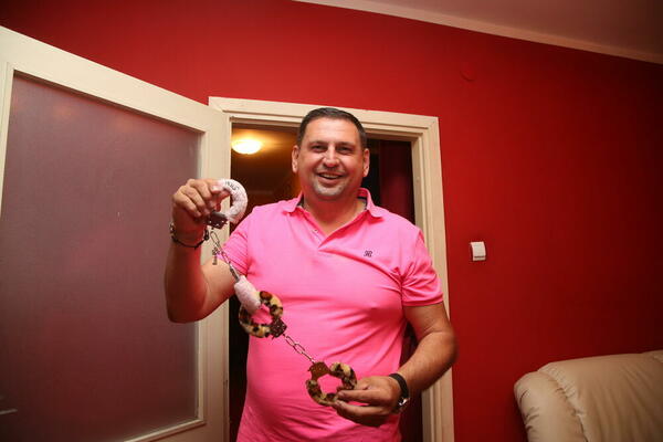 "NJENU LJUBAV SAM KUPOVAO PARAMA"! OTAC MAJE MARINKOVIĆ POKAZAO NJENU SOBU: Crveni zidovi, ali i LISICE! (FOTO)