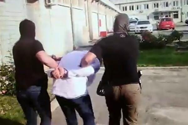 POJAVIO SE SNIMAK STOLIĆA SA LISICAMA NA RUKAMA! Pogledajte trenutak hapšenja inspektora koji je pomagao Belivuku