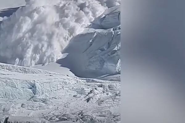 SNEŽNA LAVINA KRENULA PREMA ŠATORIMA ALPINISTA: Kretala se munjevito, planinari šokantno gledali! (VIDEO)