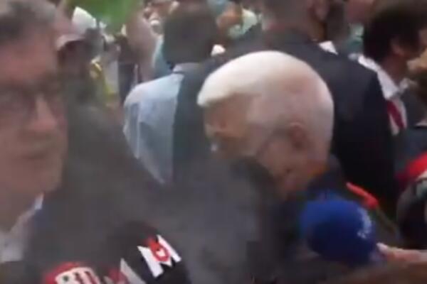 POSLE MAKRONA NAPAD NA JOŠ JEDNOG POLITIČARA: Pobesneli građani mu prosuli brašno u lice! (VIDEO)