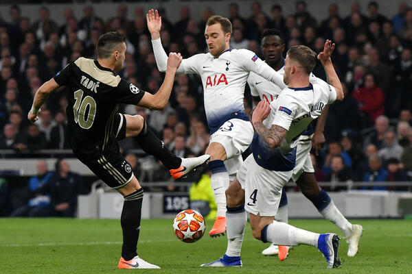 I TADIĆ SE POMOLIO ZA ERIKSENA: Kapiten Srbije objavio fotografiju sa bivšim herojem svog Ajaksa! (FOTO)