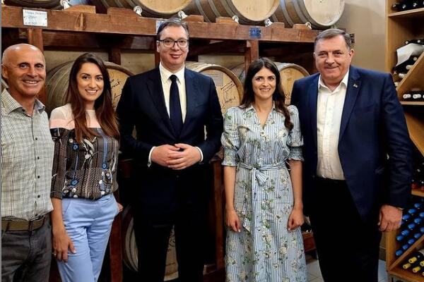 VUČIĆ NA PUTU DO MANASTIRA SVRATIO U VRANJANSKU VINARIJU: Po ko zna koji put sam dosađivao domaćinima (FOTO)