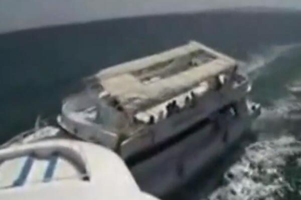 STRAŠNA NESREĆA NA MORU! Zakucale se 2 luksuzne jahte, 1 UNIŠTENA, putnici unezvereno trčali po palubi (VIDEO)