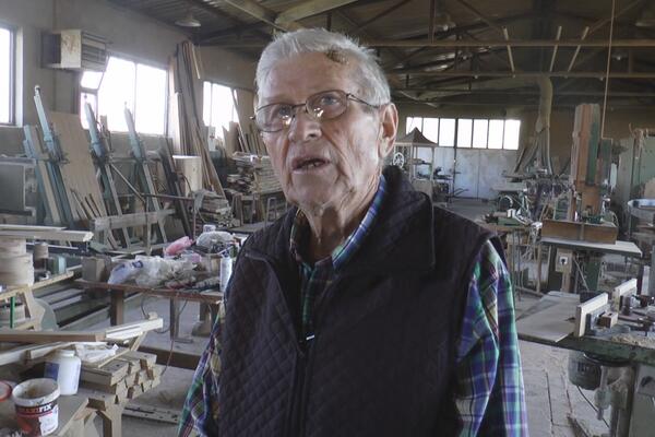 HTELI SU DA IH IZDRŽAVAM! Stolar Siniša je poklanjao 2 kuće i birao između 50 porodica, priča je dobila ŠOK EPILOG