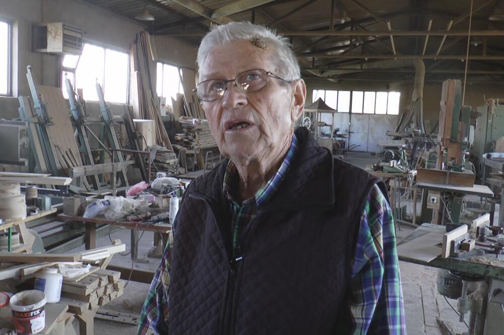 HTELI SU DA IH IZDRŽAVAM! Stolar Siniša je poklanjao 2 kuće i birao između 50 porodica, priča je dobila ŠOK EPILOG