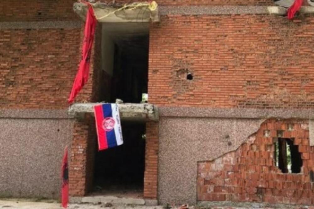 SRPSKA TROBOJKA SE VIJORI NA KARAULI KOŠARE! Oglasio se mladić koji je okačio, mnogi su zabrinuti za njega