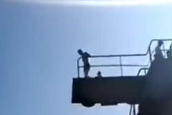 KAKAV POLOM, NIJE NORMALNO: Skočio je u vodu a ostalo gledajte na svoju odgovornost! (VIDEO)