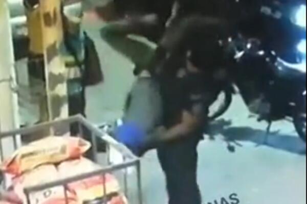 POLICAJAC POČEO DA PRETRESA MUŠKARCA PA URADIO NEZAMISLIVO: Da li je ovo moguće?! (VIDEO)