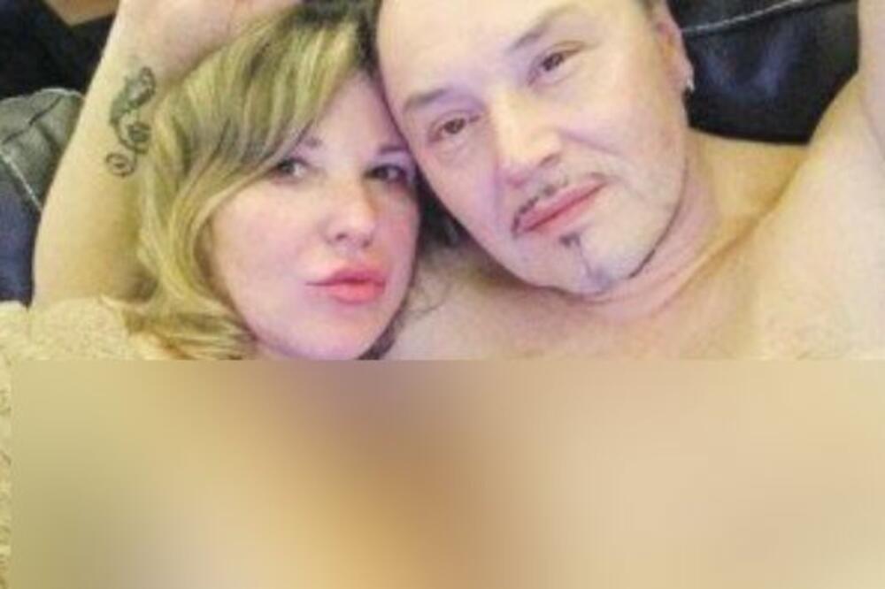 SKANDALOZNA FOTKA SE PONOVO POJAVILA: Naš pevač OBNAŽEN leži pored VERENICE, a njeno izdanje FRAPIRA! (FOTO)