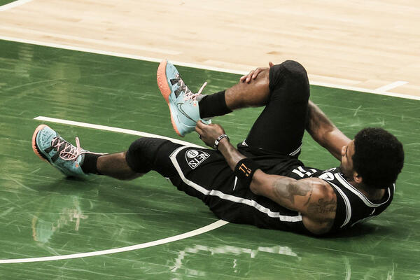 POVREDA IRVINGA BACILA SENKU NA POBEDU BAKSA! Bruklin ostao bez dve super zvezde u timu (VIDEO)