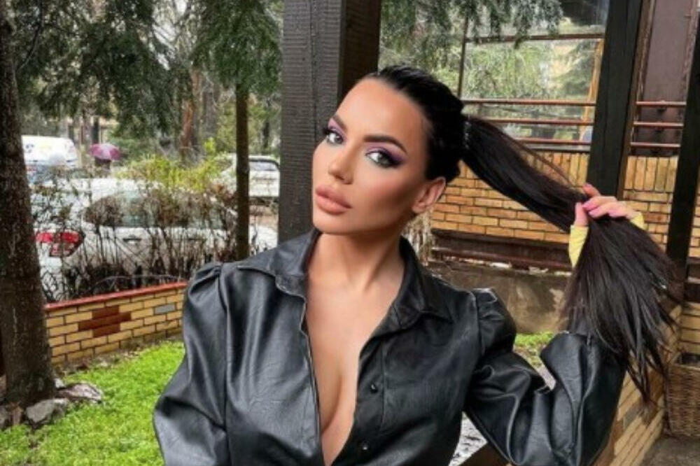 TOPALKOVA ĆERKA ZAPALILA MREŽE NOVIM FOTKAMA, PLAZI SE I IZAZOVNO POZIRA! Iza nje je i VELIKA ZVER, baš je MOĆAN!