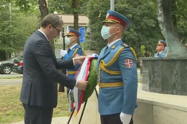 PREDSEDNIK VUČIĆ POLOŽIO VENAC SRPSKIM HEROJIMA SA KOŠARA! Ako ništa nismo uradili, bar danas smemo da govorimo