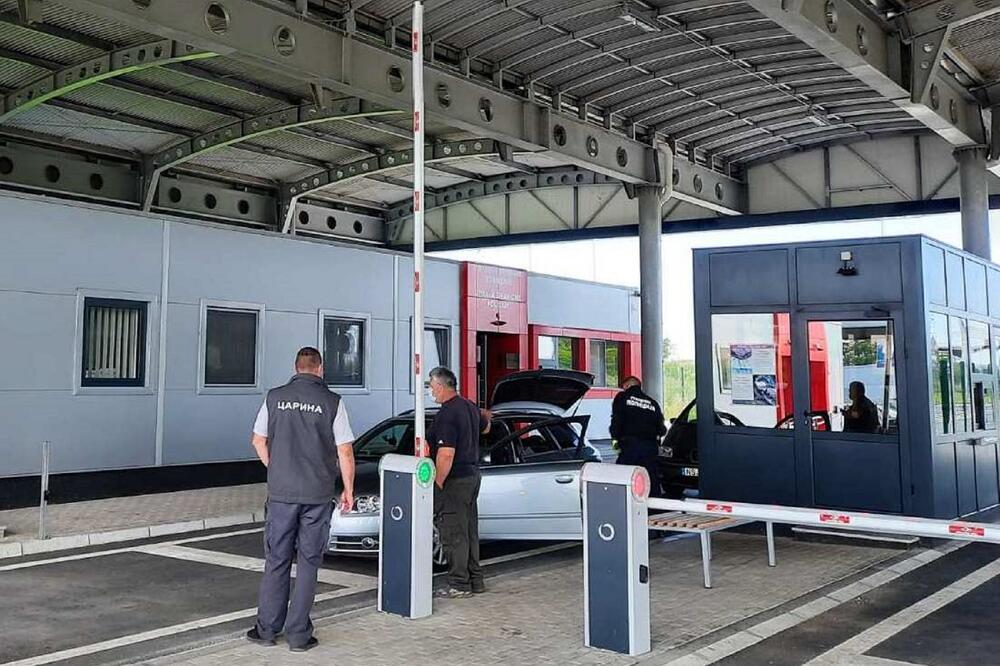 NA BATROVCIMA ZAUSTAVLJEN VOZAČ AUDIJA: Kod njega je pronađeno nedozvoljeno oružje