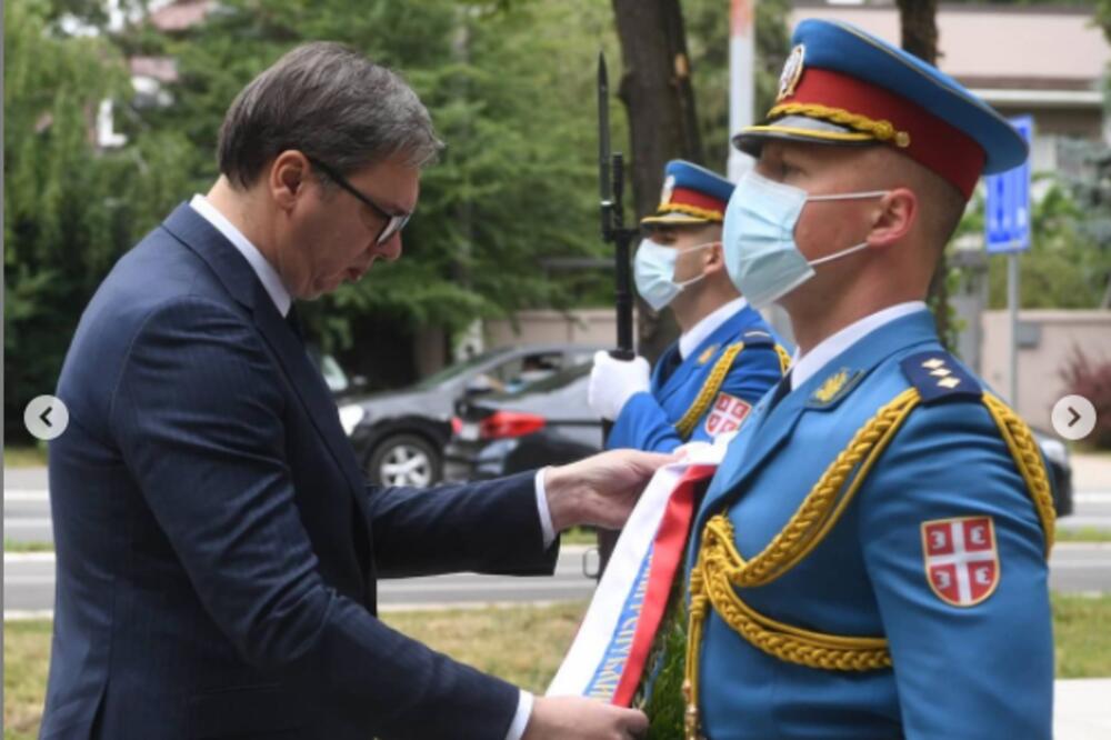 PREDSEDNIK VUČIĆ: Beskrajno vam hvala na časti koju ste dali Srbiji i da bar zajedno pokušamo da se to ne zaboravi