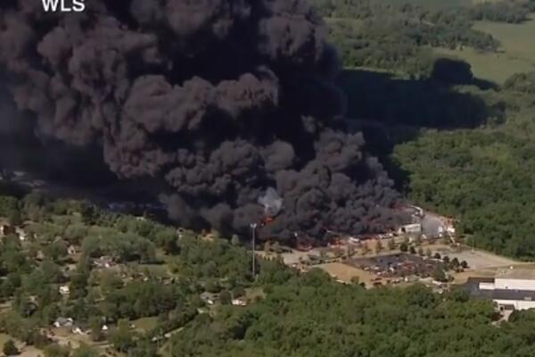 ILINOIS: Požar ostavljen da bukti, na taj način se sprečava IZLIVANJE HEMIKALIJA U REKU, moglo bi trajati DANIMA