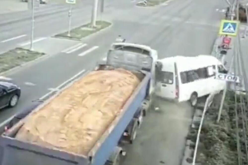 BUM, KAKAV SUDAR! Kamion pun peska bukvalno ga pregazio, skoro ništa nije ostalo (VIDEO)