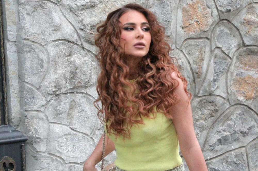 ANASTASIJA RAŽNATOVIĆ POKAZALA TELO: Prži se na 35 stepeni, a na njoj sve PUCA, muškarci NEĆE VAM BITI DOBRO!