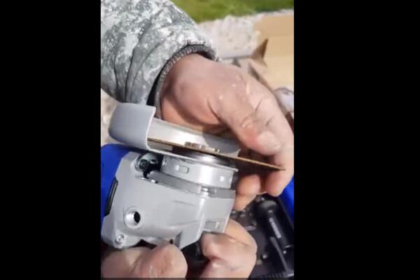 ŠOK GODINE! Hteo da objasni kako menjati DISK na brusilici, a svi pričaju o njegovim PRSTIMA (VIDEO)