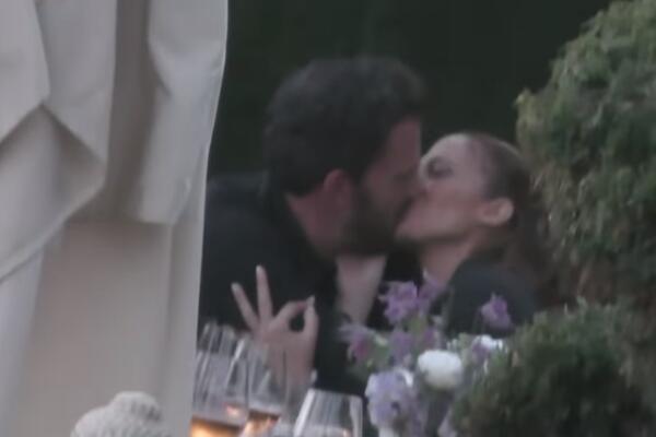 KONAČNO UHVAĆENI KAKO SE LJUBE! Popularna pevačica i zgodni GLUMAC ne mogu da SKINU RUKE JEDNO S DRUGOG! (VIDEO)