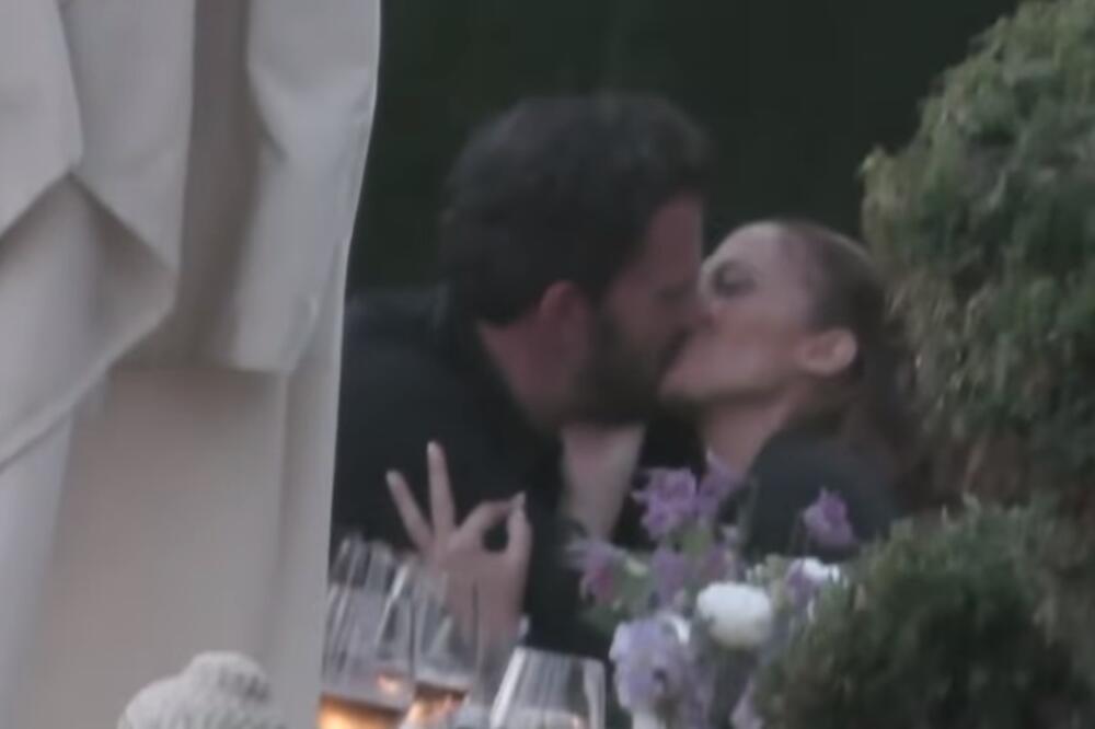 KONAČNO UHVAĆENI KAKO SE LJUBE! Popularna pevačica i zgodni GLUMAC ne mogu da SKINU RUKE JEDNO S DRUGOG! (VIDEO)