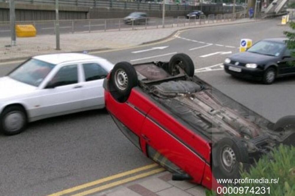 TEŠKA SAOBRAĆAJKA NA BENZINSKOJ PUMPI: Jedan radnik poginuo, drugi se bori za život!