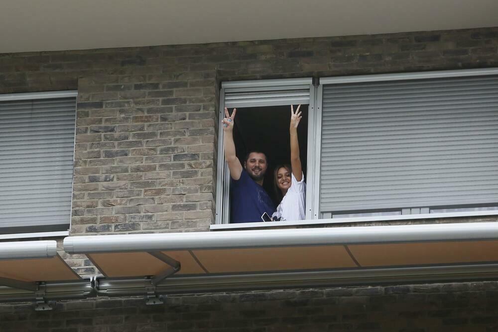 JEDVA ČEKANJE! MARKO I NINA UHVAĆENI U STANU NA NOVOM BEOGRADU ISČEKUJU DOLAZAK BEBE! Razdragani mahali sa prozora!