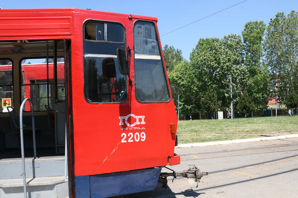 DIVAN GEST: Majka i novorođena beba na tramvajskoj stanici dobiće DOŽIVOTNE KARTE za gradski prevoz!