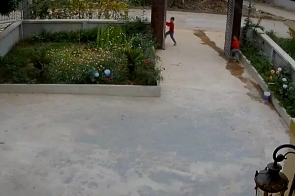 DEČIJA IGRA MOŽE SE PRETVORITI U PRAVI HOROR: Upozorenje svim roditeljima koji ostavljaju decu bez nadzora (VIDEO)