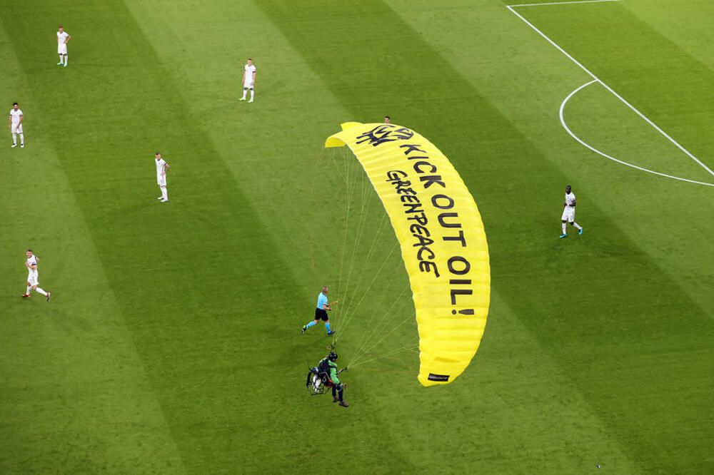 ŠOK ZA UEFA-u i NAVIJAČE PRED DUEL FRANCUSKE I NEMAČKE: Padobranac sleteo na teren sa jasnom porukom! (VIDEO)