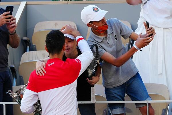 DEČAK KOME JE NOVAK POKLONIO REKET JOŠ NE MOŽE DA DOĐE SEBI: Samo sam želeo da ga motivišem!