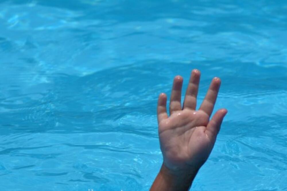 TRAGEDIJA U NOVOM SADU: Muškarac se utopio na bazenu, nije mu bilo spasa