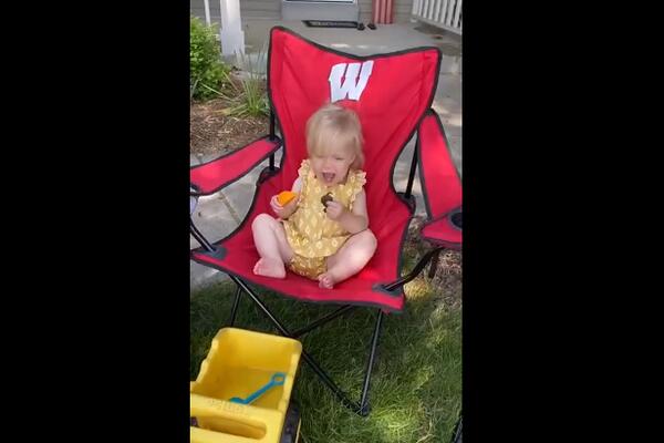 STAVILI SU ŽABU U KRILO DEVOJČICI DA JE UPLAŠE: Na kraju su se svi uplašili OSIM NJE, a naročito ŽABA! (VIDEO)