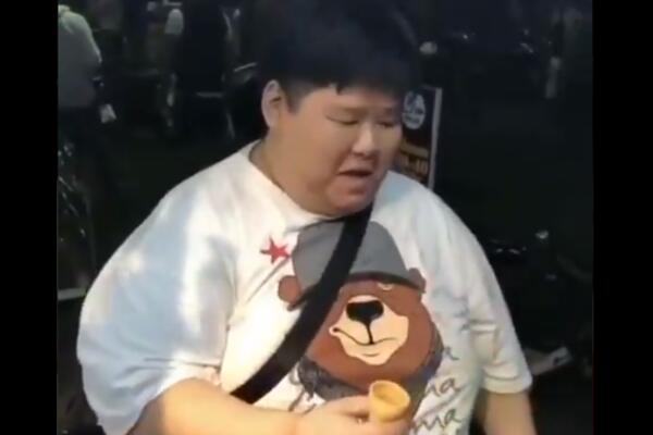 TURSKI SLADOLEDŽIJA JE MUČIO DEBELOG KINEZA: Ovo je teško gledati! (VIDEO)