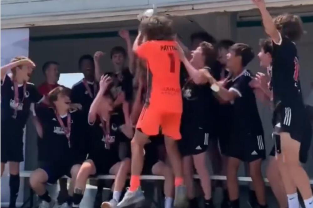 OSVOJILI PEHAR KOJI LIČI NA "BOGINJU" SP-a, SPREMILI SE ZA SLAVLJE... A golman ga razbio u paramparčad! (VIDEO)