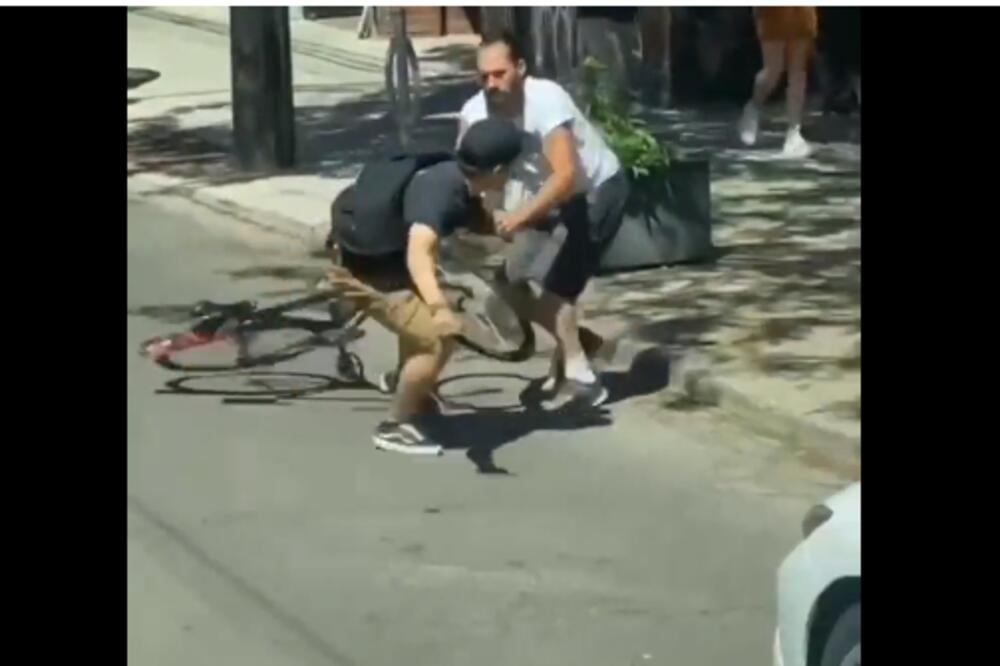 ŽESTOKA TUČA BICIKLISTE I TIPA IZ DŽIPA! Momak na biciklu mu ISEKAO GUMU NOŽEM, a onda je on istrčao! (VIDEO)