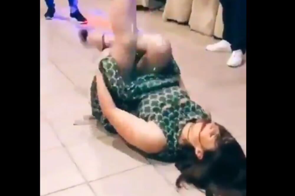 HIT VIDEO DEVOJKE IZ REGIONA ZAPALIO INTERNET: Opustila se uz pesmu "VAKCINA" pa počela da puzi i TVERKUJE! (VIDEO)