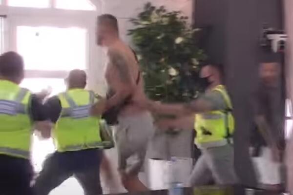 JANJUŠ PONOVO POKAZAO SVOJE NASILJE: Neci lomio stvari, pa se zaleteo da ga BIJE, uzimao cipele i štapove! (VIDEO)