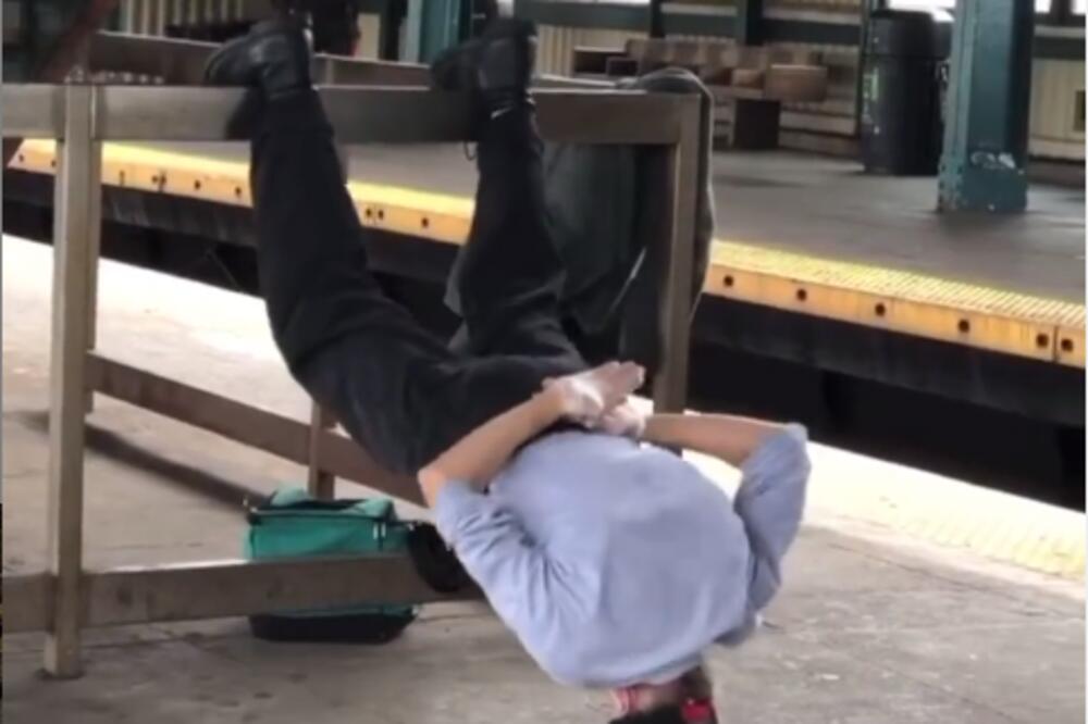 APSOLUTNI HIT NA DRUŠTVENIM MREŽAMA: Ljudi u javnosti u urnebesnim pozama!