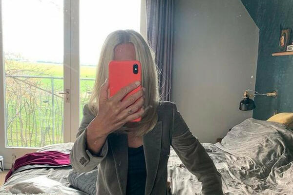 POZNATA VODITELJKA POZIRALA POTPUNO GOLA: Posle ovoga svi bruje o slici (FOTO)