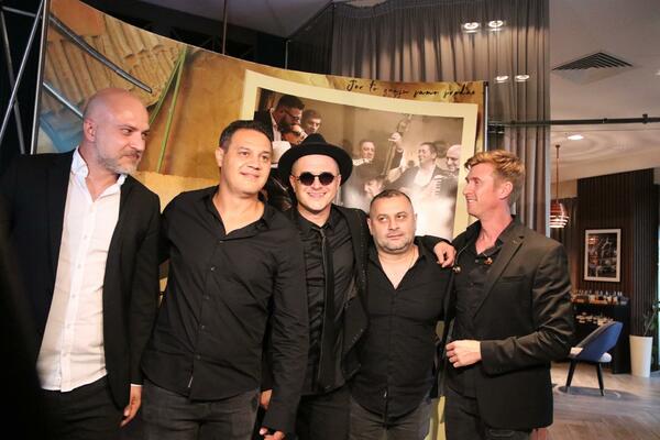 TROPIKO ODRŽAO PROMOCIJU NOVE PESME: Sale se pojavio nikad veseliji, ima i specijalnog gosta! (FOTO)