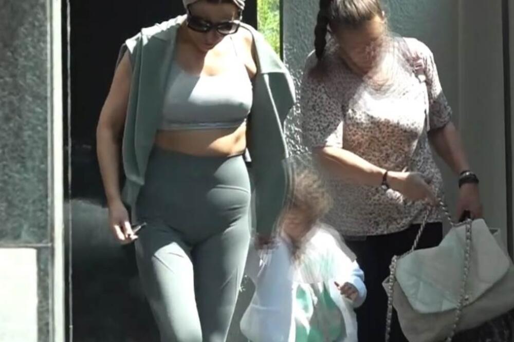 DA LI PREPOZNAJETE NAŠU PEVAČICU? Bila je MEGA RIBA, a onda je imala PROBLEM sa KILOGRAMIMA: Ovo je ona bez FILTERA