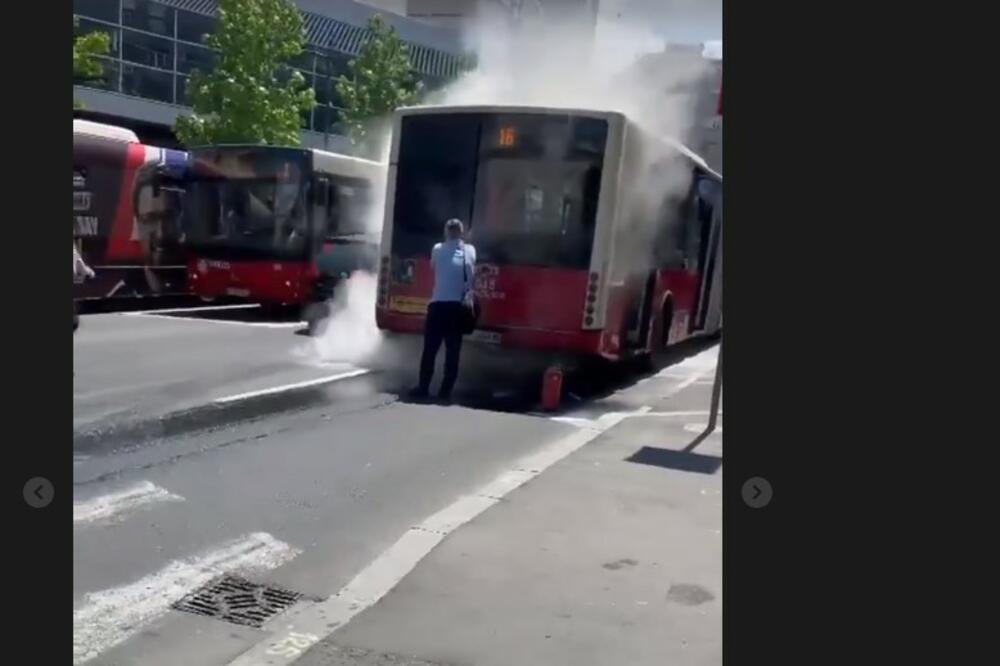 DRAMA U CENTRU BEOGRADA: Goreo autobus, ulje klizilo po ulici, vrlo lako je mogao da se zapali! (FOTO)
